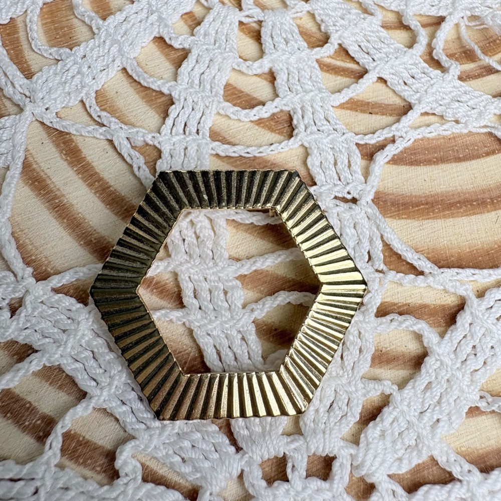 Vintage Unsigned Gold Tone Hexagon Brooch Pin Retro Geometric Ribbed Metal MCM